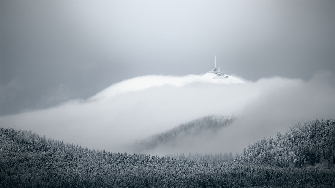 Puy de Dôme sous les brumes